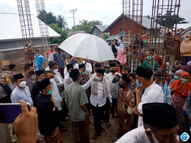 Drs H Raden Nurjati bersama Bupati Terpilih H. Djohan Sjamsu Meletakkan Batu Pertama Pembangunan Masjid Islahul Ummah